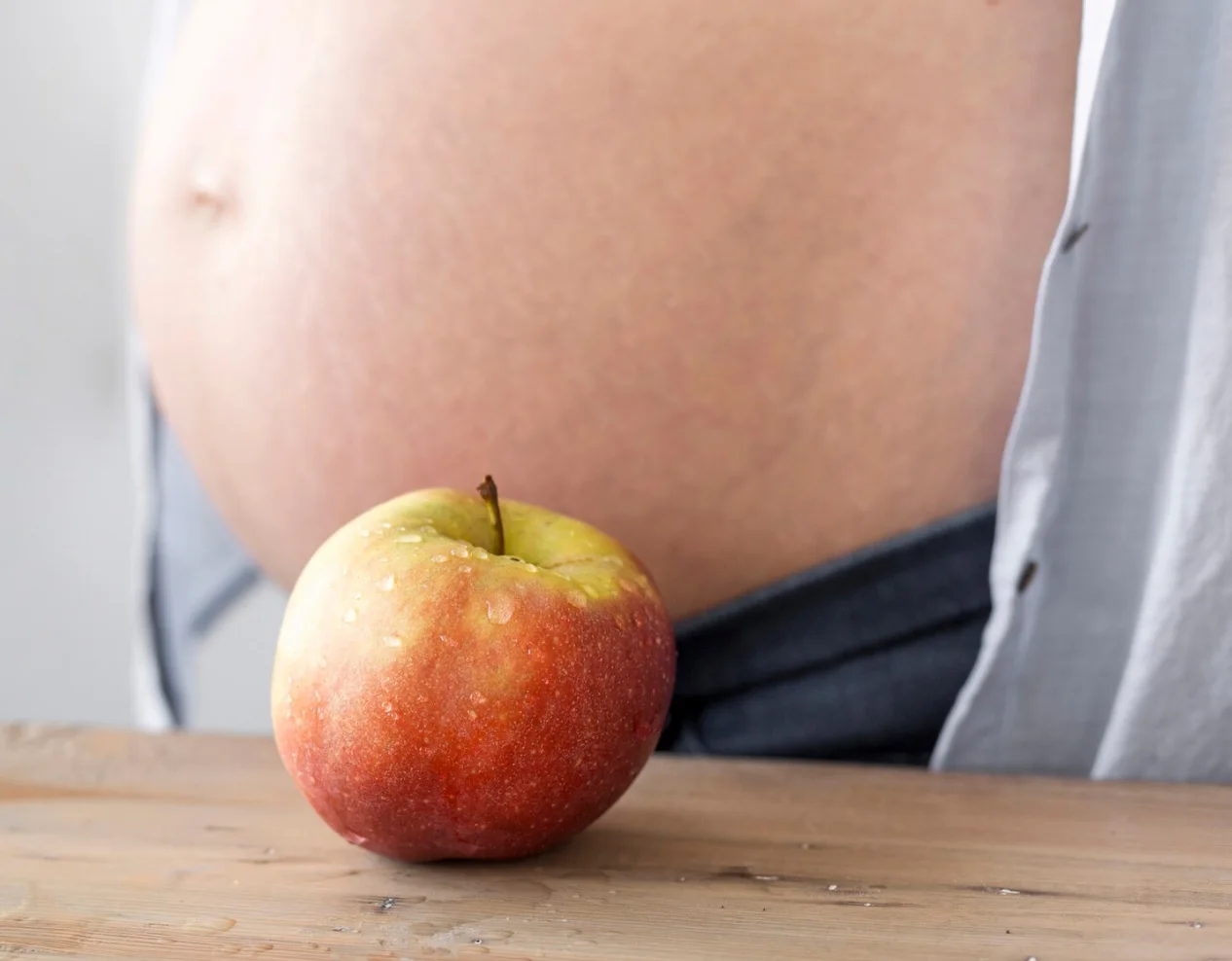 Mujer embarazada preparando una comida saludable con calma