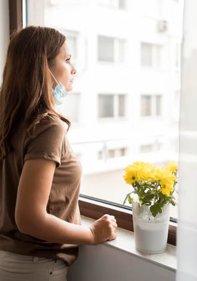 Mujer mirando el espejo pensativa.