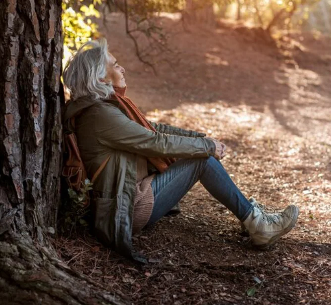 Mujer tranquila gracias a su oportuno tratamiento